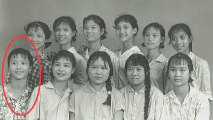 刘亦菲穿破洞裤与妈妈机场合影 刘晓莉小时候素颜照片曝光