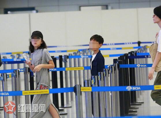 李亚鹏现在的老婆是谁 王菲带爱女李嫣低调现