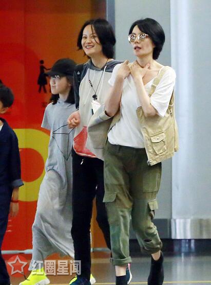 李亚鹏现在的老婆是谁 王菲带爱女李嫣低调现