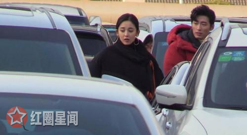 娜扎获窦骁搭肩呵护 两人会恋爱吗