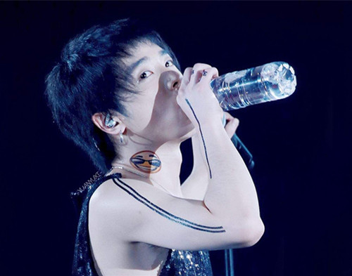 华晨宇行程安排太满引争议 遭粉丝怒怼杀人行程