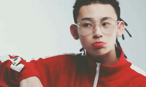 王琳凯为什么叫小鬼 小鬼被砸懵后的反应观众称超可爱