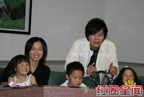 洪荣宏与老婆陈施羽与孩子全家照