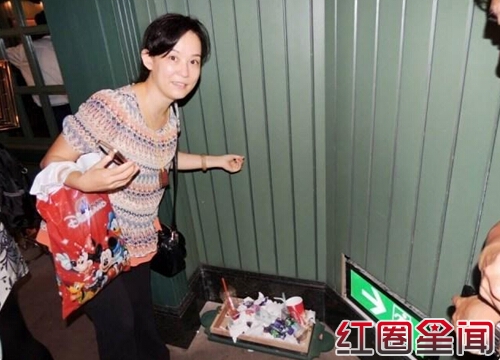 翁静晶晒迪士尼满地垃圾照片
