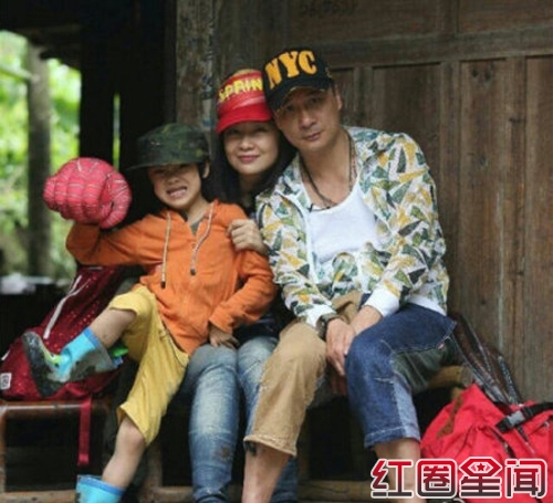 吴镇宇与妻子王丽萍及儿子费曼照片