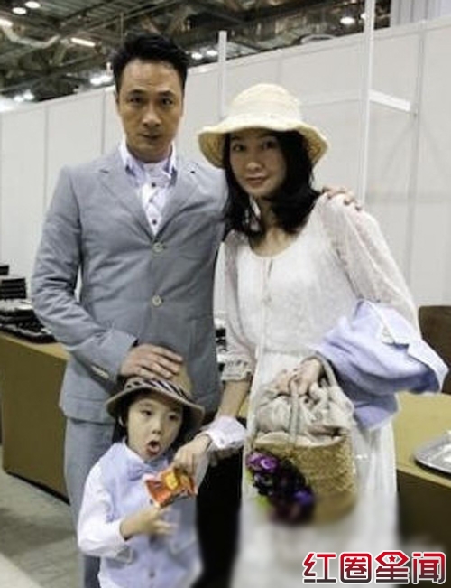 吴镇宇与妻子王丽萍及儿子费曼照片
