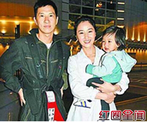 张家辉与妻子关咏荷及女儿