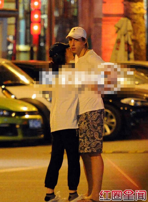 巩新亮与异国帅哥