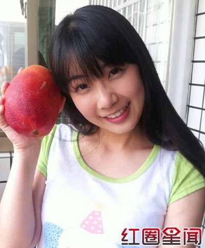 女记者周亭羽照片