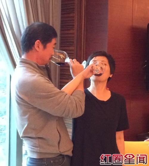 张国立为邓婕庆57岁生日喝交杯酒