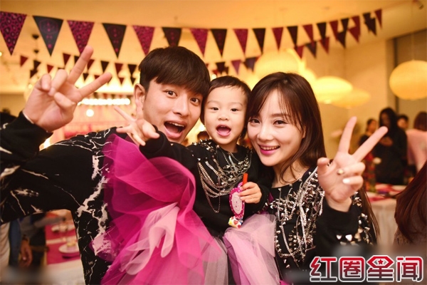 李小璐贾乃亮及女儿甜馨