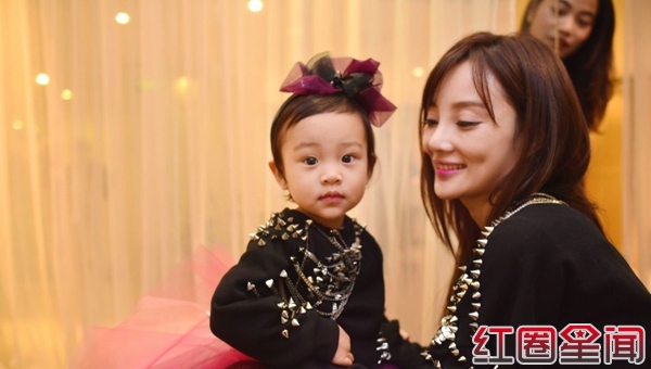 李小璐贾乃亮及女儿甜馨