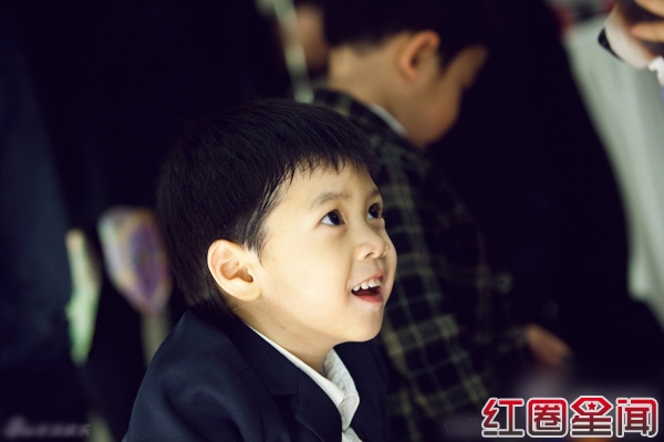 李小璐贾乃亮及女儿甜馨