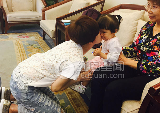 金巧巧跪地亲吻女儿 小西瓜害羞呆萌可爱