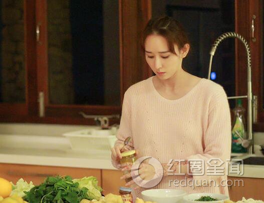 阔太胡静准备火锅宴 手法娴熟被赞贤妻