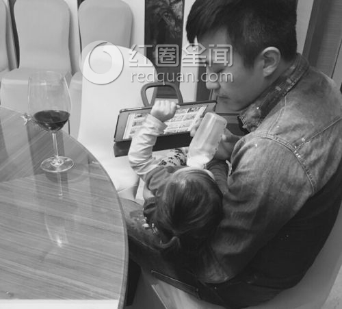 邓超给小花妹妹喂奶 孙俪笑称老公是奶爸