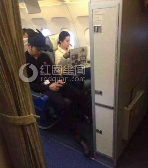 范冰冰李晨坐飞机各顾各 网友:陪伴最重要
