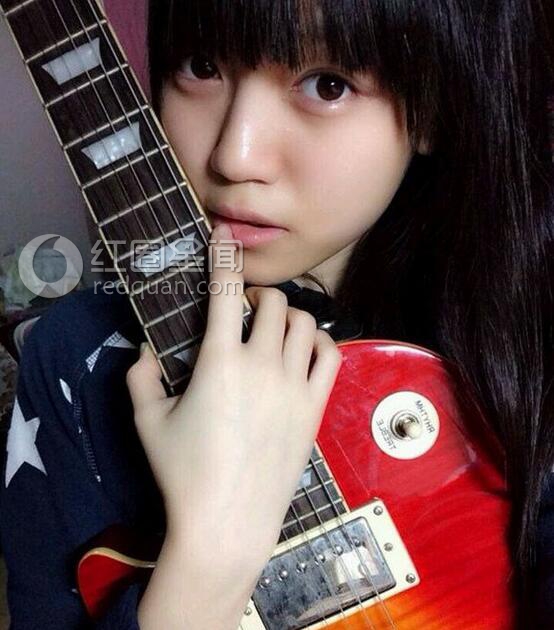 易嘉爱还在上学吗