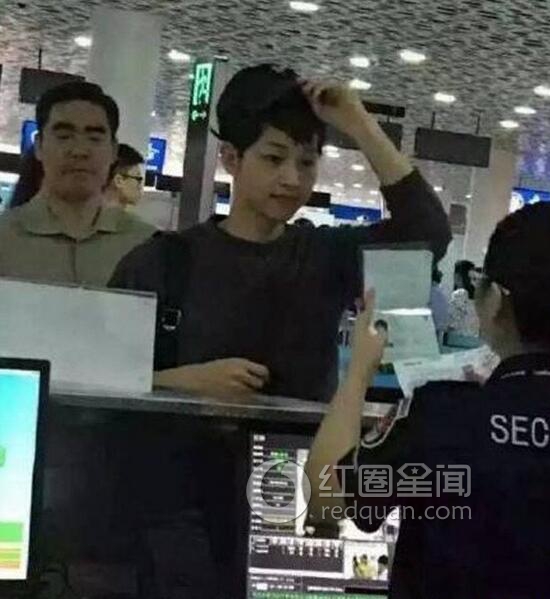 宋仲基白色床上写真