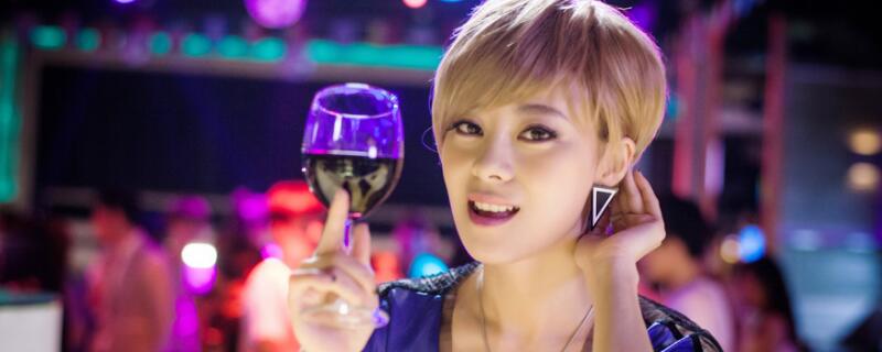 创业时代郭鑫年前妻谁演的