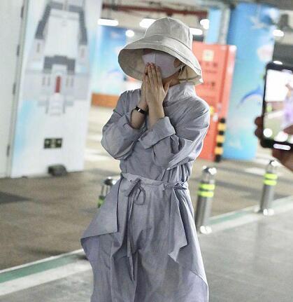 赵丽颖产后现身机场