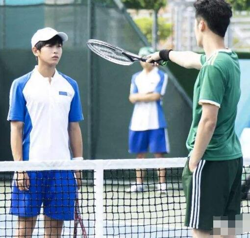 �ܶ�������·��ϲ��˭