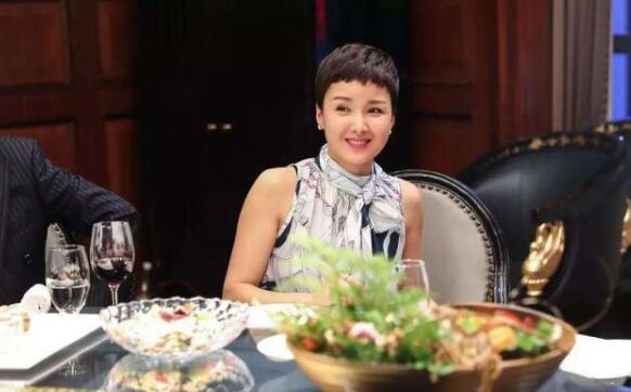 邓小琪的妈妈是谁演的