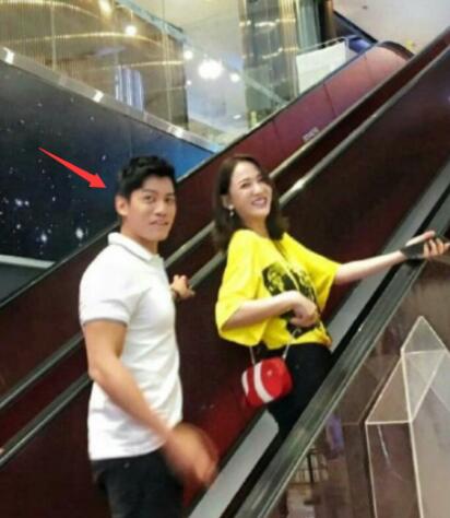 Ů���ǵ��������Ƕ�Լ�������˭