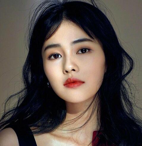 白鹿是怎么被签约的