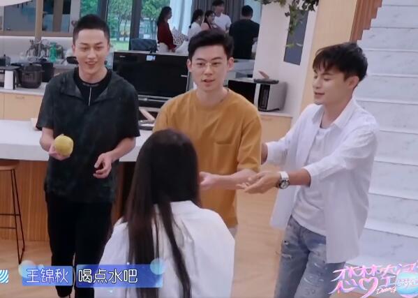 ���οռ�2��Ů�α���ֵ�ø�