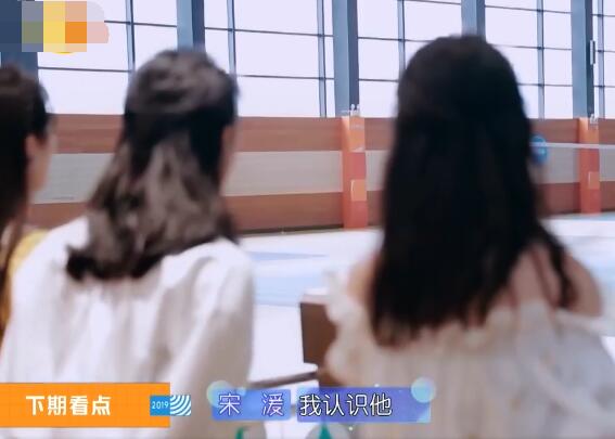 ���οռ�2��Ů�α���ֵ�ø�