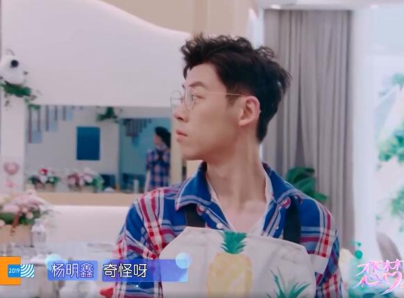 ���οռ�2��Ů�α���ֵ�ø�