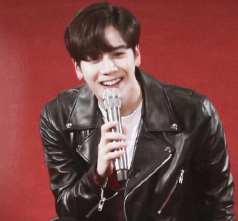 王嘉尔质问私生