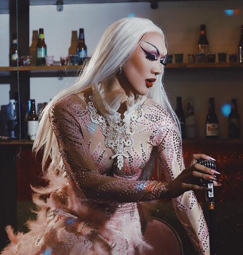 �������������еĻ���Ů��