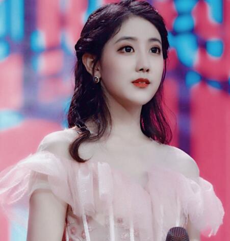 李艺彤毕业了吗