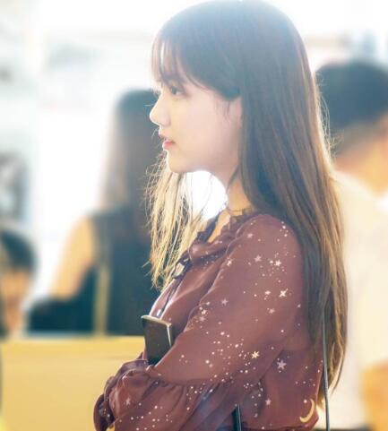 李艺彤毕业了吗