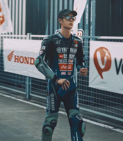 王一博躲在头盔里哭怎么回事