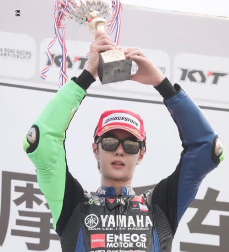 王一博躲在头盔里哭怎么回事