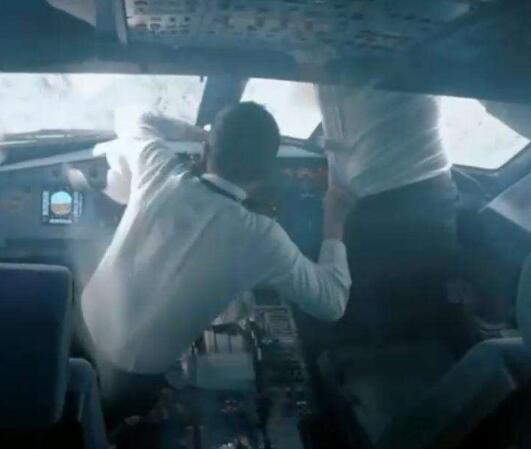 中国机长玻璃为什么会碎