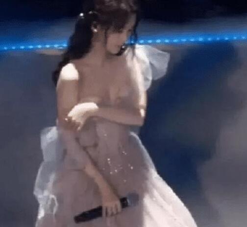 鞠婧祎唱歌胸罩掉下来无中生有