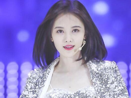 鞠婧祎唱歌胸罩掉下来无中生有