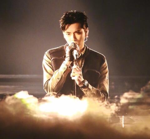 吴亦凡太高了藏不住