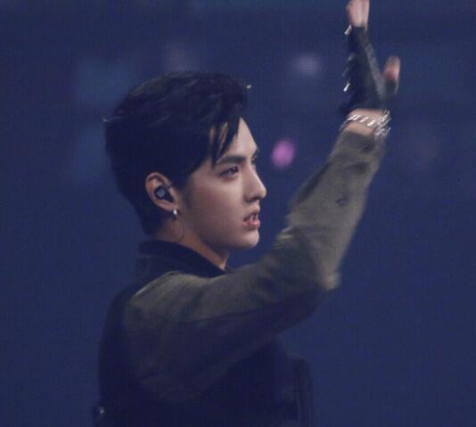 吴亦凡太高了藏不住