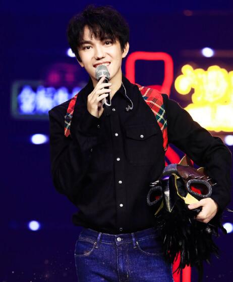 ���泪��ɳĮ����һֻӥ�ǵ���ϣ