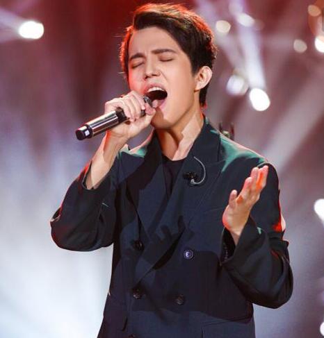 ���泪��ɳĮ����һֻӥ�ǵ���ϣ