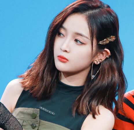 吴宣仪被捶墙按门铃