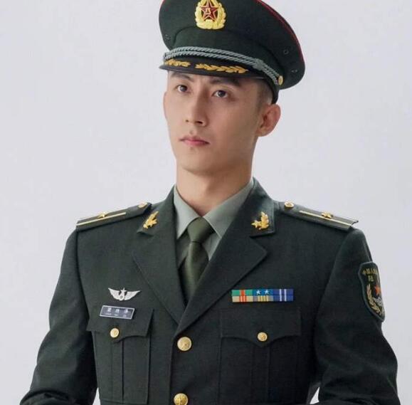 亲爱的戎装是什么小说