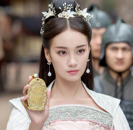 凤唳九天姚莫心喜欢谁 夜鸿奕和夜君清谁是她的命中注定